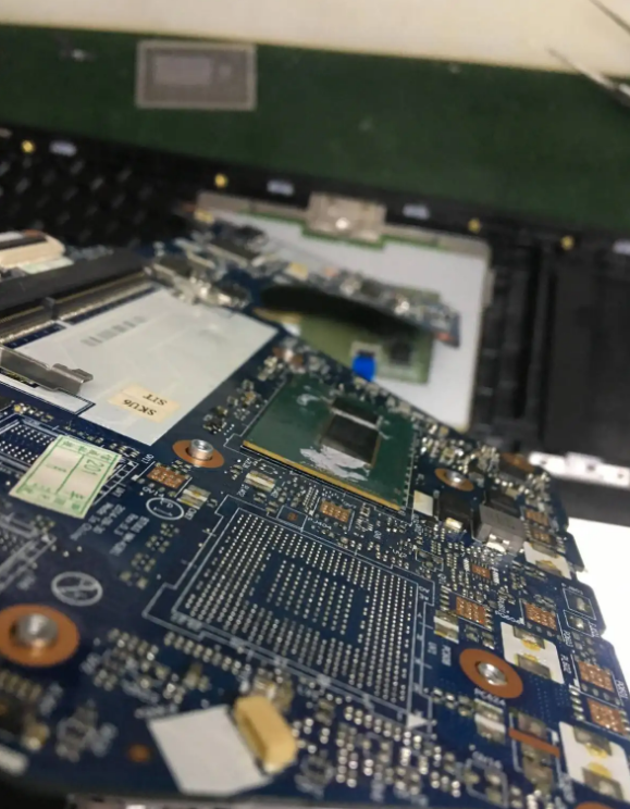 Why is the same performance of 8-core 16-thread cpus, Intel and AMD nearly 1000 poorer